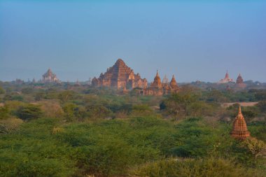 Ananda güzel Dhammayan Gyi Tapınağı ve Thatbyinnyu tapınaklar arka planda. Bagan, Myanmar