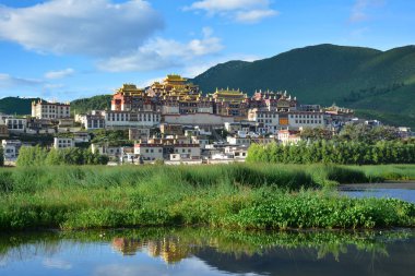 Ganden Sumtseling Manastırı. Zhongdian (Shangri-La), Çin 'deki Tibetli Budist Tapınağı
