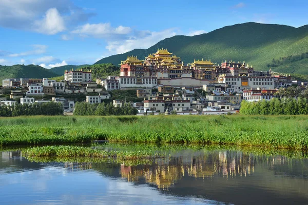 Ganden Songzanlin kompleksi gölde yansıtmaktadır. Shangri-La County, Yunnan Province, Çin