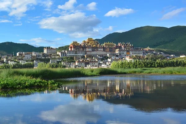 Suyla yansıtan Ganden Sumtseling Tapınağı 'nın güzel manzarası. Zhongdian (Shangri-La), Çin