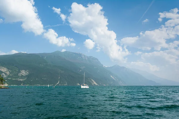 Belle vue sur le littoral de Lago Di Garda avec voilier sur t — Photo