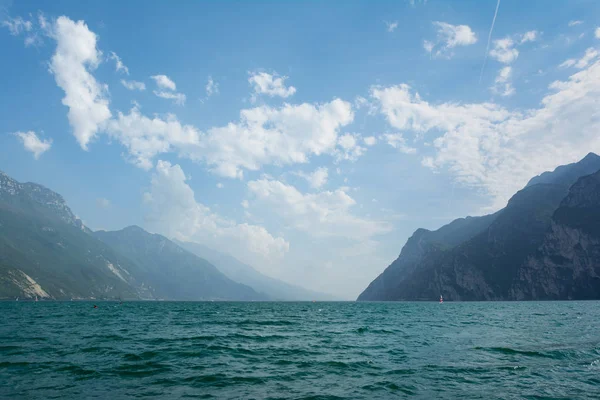 Belle vue sur Lago Di Garda depuis Riva Del Garda. Trentino, je — Photo