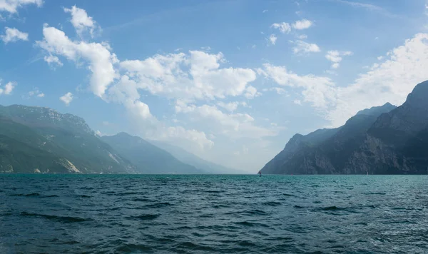 Riva Del Garda'dan Garda Gölü'nün güzel panoramik manzarası. Tren
