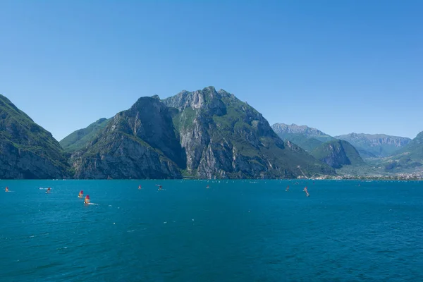 Vue de Riva Del Garda bord du lac avec beaucoup de planchistes sur la — Photo