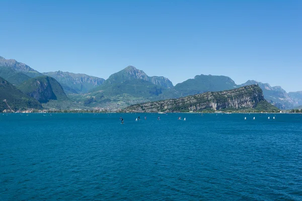 Belle vue sur Riva del Garda et le littoral de Nago-Torbole et — Photo