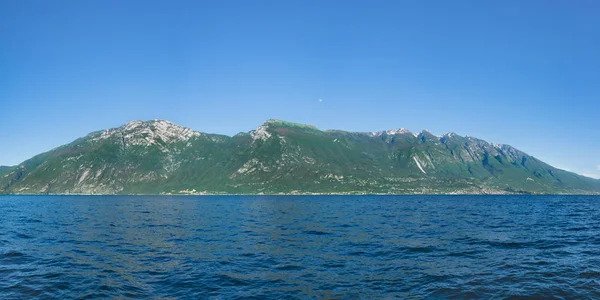 Krásný výhled na pobřeží Monte Baldo a Lago di Garda, Itálie — Stock fotografie
