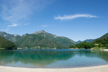 Ledro Gölü, dağlara ve suya yansıyor. Trento, İtalya