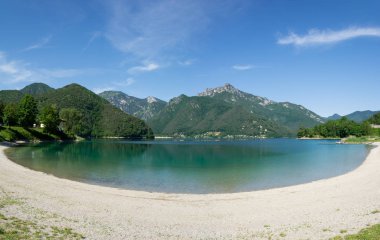 Halk plajı Molina di Ledro panoramik görünümü. Lago Di Ledr