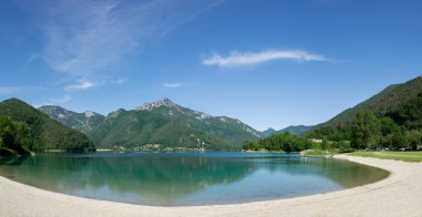 Lago Di Ledro ve halk plajı Molin'in güzel panoramik manzarası