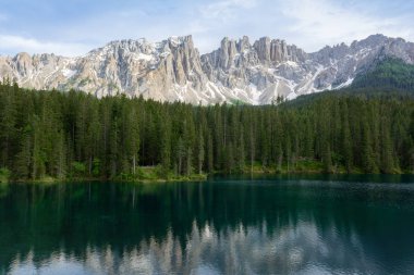 T dağ yansımaları ile Lago di Carezza güzel görünümü