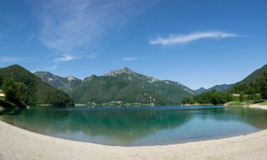 Spiaggia pubblica Molina di Ledro, İtalya. Lago'nun güzel manzarası