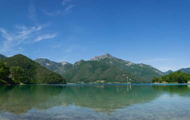Lago Di Ledro'nun suyundaki dağ yansımaları. Trento, Ital