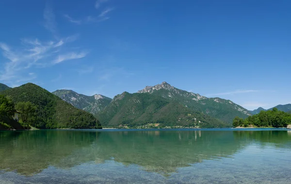 Ορεινές αντανακλάσεις στο νερό του Lago di Ledro. Τρέντο, ital — Φωτογραφία Αρχείου