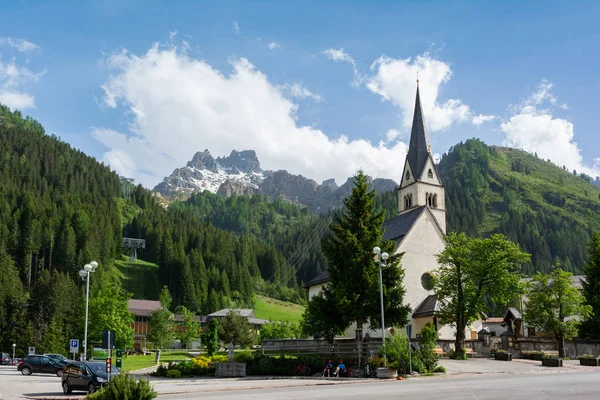 Arabba stadtzentrum, trentino alto-adige, italien. Katholische Kirche — Stockfoto