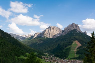 Pera ve Pozza di Fassa köylerinin güzel manzarası. Dolomites mo