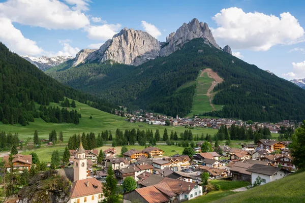 Hermoso paisaje alpino. Pueblo Pozza di Fassa a los pies de Imagen de archivo