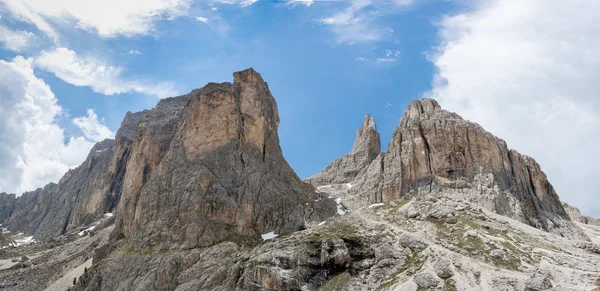 Vista panorámica de Cima Catinaccio y la montaña Torri Del Vajolet — Foto de Stock