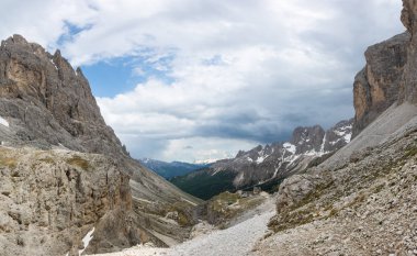 Rifugio Step Principe yolunda Dolomites güzel görünümü 