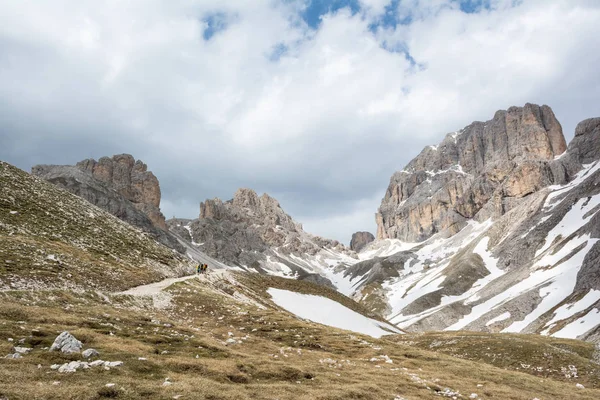 Hermosa vista de la montaña Catinaccio d 'Antermoia en el camino a — Foto de Stock