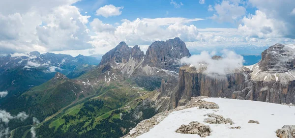 Panorámás kilátás a Fassa-völgyre és a Dolomitok Alpokra. Trentino — Stock Fotó
