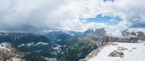 Panorama de Val di Fassa y Dolomites Alps, Italia. Tormenta Imágenes de stock libres de derechos