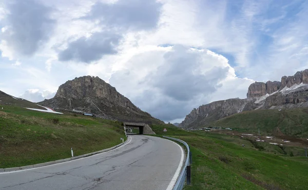 Camino al Paso Pordoi en Dolomitas, Italia. Túneles en la carretera de montaña — Foto de Stock