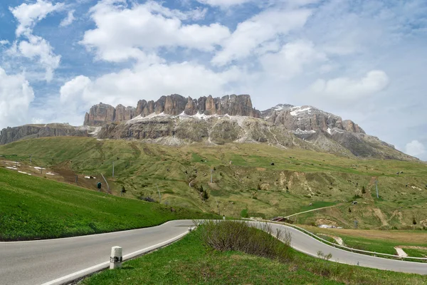 Camino al Paso Pordoi en Dolomitas, Italia. Túneles en la carretera de montaña — Foto de Stock