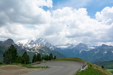 Passo Sella yolunda Dolomites görünümü. South Tyrol, İtalya