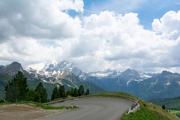 Vista de Dolomitas en el camino a Passo Sella. Tirol del Sur, Italia — Foto de Stock