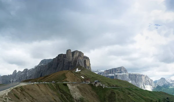 Θέα από το πέρασμα της σέλα στους πύργους της σελά. Δολομίτες, Τρεντίνο — Φωτογραφία Αρχείου