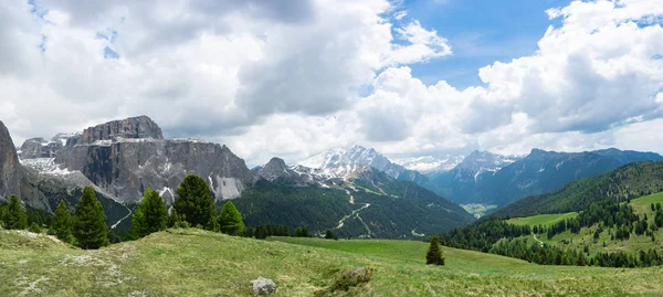 Vista panorámica del grupo Sella y la montaña Marmolada. Dolomi. — Foto de Stock