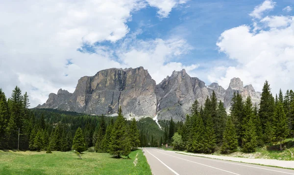 Vista de la carretera alpina en Dolomitas, Italia — Foto de Stock