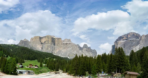 DOLOMITES, ITALIA - 15 DE JUNIO DE 2019 - Sellaronda Bike Day. Panorami —  Fotos de Stock