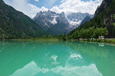 Lago Di Landro ve çevresindeki dağların görünümü, Dolomites, Ita