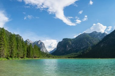 Lago di Dobbiaco ve İtalyan Alpleri'nin güzel panoramik manzarası