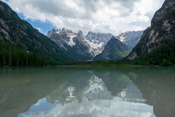 Superficie similar a un espejo de Lago Di Landro, Dolomitas, Italia Fotos de stock