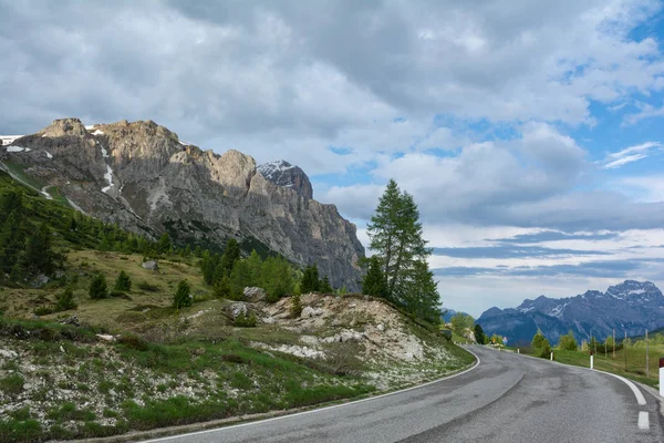 Falzarego Pass, Dolomitas, Italia. Camino a Cortina d jalá Ampezzo — Foto de Stock