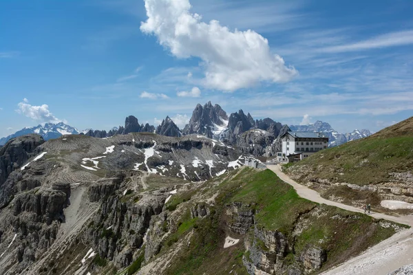 Camino al Refugio Auronzo. Tre Cime (Drei Zinnen), Italia — Foto de Stock