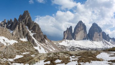 Tre Cime di Lavaredo ve Paterno Dağı'nın panoramik manzarası. Sexten Dolomites, İtalya