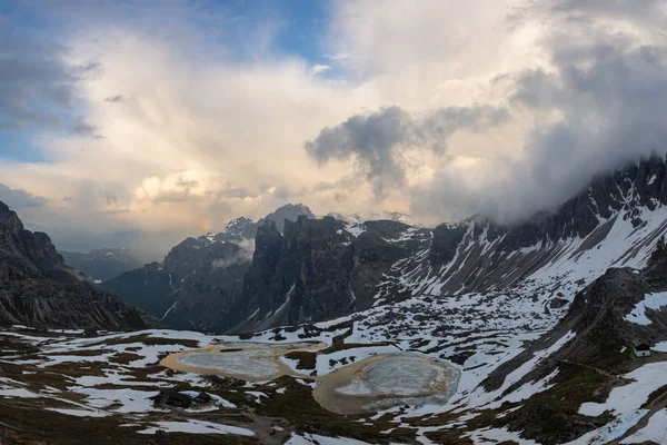 Laghi dei Piani en primavera. Tre Cime, Tirol del Sur, Italia — Foto de Stock