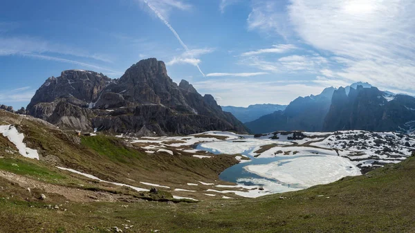 Vista panorámica de Laghi dei Piani en primavera. Tre Cime, Italia — Foto de Stock