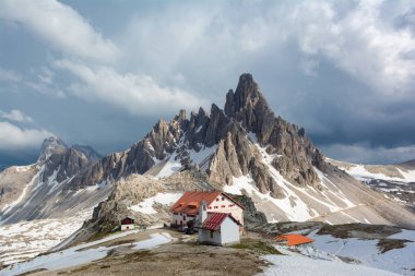 Dolomites Doğal Park Tre Cim, İtalya. Paterno Dağı ve Re