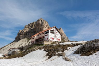 Parco Naturale Tre Cime, İtalyan Alpleri. İlkbaharda Rifugio Locatelli görünümü