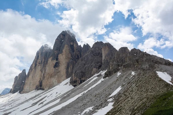 Mountain Tre Cime (Drei Zinnen) cubierto de nubes. Sesto Dolomites, Italia — Foto de Stock