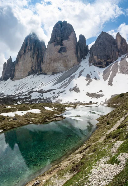 Hermosos lagos alpinos al pie de la montaña Tre Cime (Drei Zinnen). Sesto Dolomites, Italia — Foto de Stock