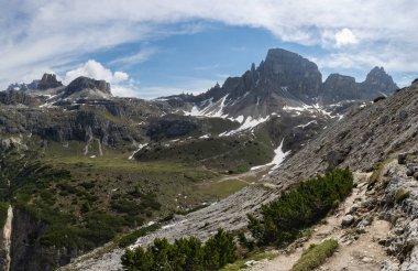 Tre Cime doğal parkı. Rifugio Locatelli'ye giden yol. Arka planda Paterno Dağı ve Torre di Toblin.