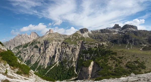 Gyönyörű panoráma kilátás a Parco Naturale Tre cime (Drei Zinnen). Dolomitok, Olaszország. — Stock Fotó