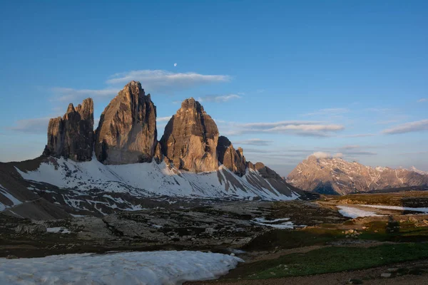 Tre Cime di Lavaredo al amanecer. Sesto Dolomites, Italia — Foto de Stock