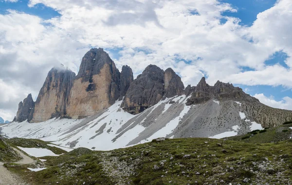 Hermosa vista panorámica de Tre Cime di Lavaredo - símbolo de los Dolomitas. Tirol del Sur, Italia —  Fotos de Stock