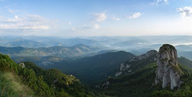 Doğu Karpat Dağları, Panaghia Zirvesi ve Bicaz Gölü 'nün güzel panoramik manzarası. Ceahlau Ulusal Parkı, Romanya